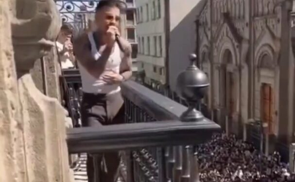 RAUW ALEJANDRO ENCIENDE EL CENTRO HISTÓRICO DE LA CDMXFANS ABARROTAN LAS CALLES PARA VERLO 1 RAUW ALEJANDRO ENCIENDE EL CENTRO HISTÓRICO DE LA CDMXFANS ABARROTAN LAS CALLES PARA VERLO