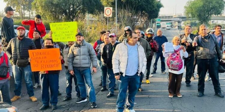 MOTOCICLISTAS BLOQUEAN AVENIDA CENTRAL EN PROTESTA POR EXTORSIONES EN ECATEPEC 1 MOTOCICLISTAS BLOQUEAN AVENIDA CENTRAL EN PROTESTA POR EXTORSIONES EN ECATEPEC