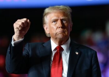 ARRASA TRUMP: DOBLEGA A DEMÓCRATA KAMALA HARRIS Y ASEGURA QUE INICIA LA VERDADERA ERA DORADA DE EU