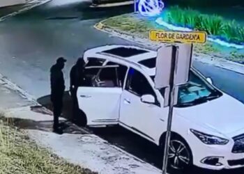 IRRUMPEN HOMBRES DE NEGRO EN CAMIONETA DE LUJO EN RESIDENCIA DE CAROLCO, AL SUR DE MONTERREY; MUJER LOGRA RESGUARDARSE AL INTERIOR DE LA VIVIENDA. 1 IRRUMPEN HOMBRES DE NEGRO EN CAMIONETA DE LUJO EN RESIDENCIA DE CAROLCO, AL SUR DE MONTERREY; MUJER LOGRA RESGUARDARSE AL INTERIOR DE LA VIVIENDA.