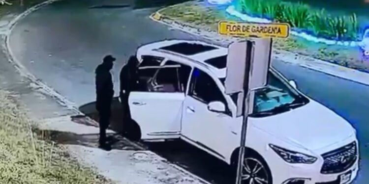 IRRUMPEN HOMBRES DE NEGRO EN CAMIONETA DE LUJO EN RESIDENCIA DE CAROLCO, AL SUR DE MONTERREY; MUJER LOGRA RESGUARDARSE AL INTERIOR DE LA VIVIENDA. 1 IRRUMPEN HOMBRES DE NEGRO EN CAMIONETA DE LUJO EN RESIDENCIA DE CAROLCO, AL SUR DE MONTERREY; MUJER LOGRA RESGUARDARSE AL INTERIOR DE LA VIVIENDA.