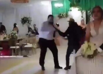 IRRUMPEN SICARIOS EN BODA PARA MATAR A UNO Y HERIR A TRES EN JALAPA, TABASCO; AFIRMA FICALÍA ESTATAL QUE EJECUTADO ERA TRAFICANTE DE PERSONAS.