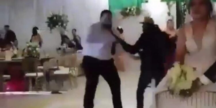 IRRUMPEN SICARIOS EN BODA PARA MATAR A UNO Y HERIR A TRES EN JALAPA, TABASCO; AFIRMA FICALÍA ESTATAL QUE EJECUTADO ERA TRAFICANTE DE PERSONAS. 1 IRRUMPEN SICARIOS EN BODA PARA MATAR A UNO Y HERIR A TRES EN JALAPA, TABASCO; AFIRMA FICALÍA ESTATAL QUE EJECUTADO ERA TRAFICANTE DE PERSONAS.