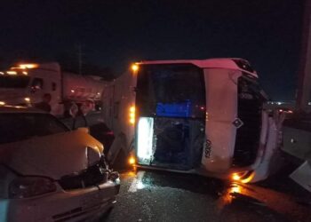 IMPACTA CONDUCTOR EBRIO CAMIÓN DE PERSONAL Y PROVOCA VOLCADURA EN AUTOPISTA A LAREDO; HAY 10 TRABAJADORES HERIDOS.
