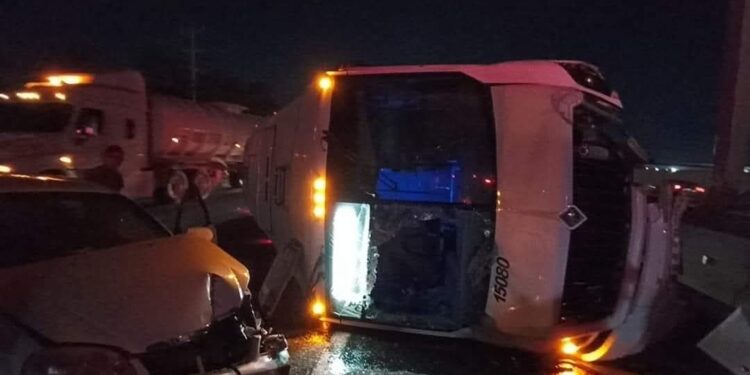 IMPACTA CONDUCTOR EBRIO CAMIÓN DE PERSONAL Y PROVOCA VOLCADURA EN AUTOPISTA A LAREDO; HAY 10 TRABAJADORES HERIDOS.