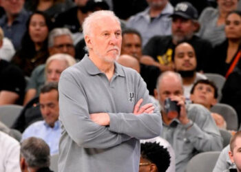 GREGG POPOVICH, ENTRENADOR DE LOS SPURS, SE AUSENTARÁ POR MOTIVOS DE SALUD