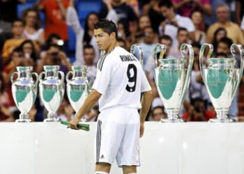 EL REAL MADRID SUBASTARÁ ANTIGUOS UNIFORMES DEL SANTIAGO BERNABÉU