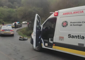 CAE CON AUTO A PRESA; SE SALVA DE MORIR AHOGADO GRACIAS AL QUEMACOCOS