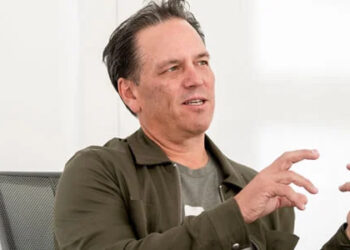 PHIL SPENCER CRITICA EXPANSIONES “SIN VALOR” Y ACUSA MANIPULACIÓN EN VIDEOJUEGOS