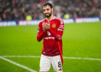 BRUNO FERNANDES, HÉROE FUERA DE LA CANCHA TRAS SOCORRER A PASAJERO ENFERMO