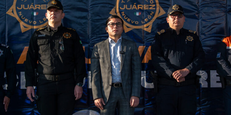 PRESENTA FÉLIX ARRATIA NUEVA POLICÍA DE JUÁREZ; ENTREGA ALCALDE 55 PATRULLAS Y ANUNCIA ESTRATEGIA DE SEGURIDAD QUE INCLUYE AUMENTO SALARIAL QUE CONVERTIRÁ A LA CORPORACIÓN EN LA MEJOR PAGADA DEL ÁREA METROPOLITANA A PARTIR DEL 2025 1 PRESENTA FÉLIX ARRATIA NUEVA POLICÍA DE JUÁREZ; ENTREGA ALCALDE 55 PATRULLAS Y ANUNCIA ESTRATEGIA DE SEGURIDAD QUE INCLUYE AUMENTO SALARIAL QUE CONVERTIRÁ A LA CORPORACIÓN EN LA MEJOR PAGADA DEL ÁREA METROPOLITANA A PARTIR DEL 2025