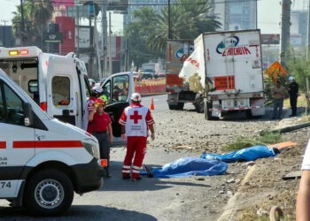 TRAILERO INTENTA GANARLE PASO AL TREN, MÁQUINA IMPACTA LA CAJA Y ÉSTA MATA A DOS TRABAJADORES EN MONTERREY