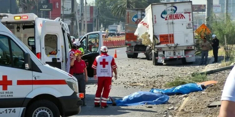 TRAILERO INTENTA GANARLE PASO AL TREN, MÁQUINA IMPACTA LA CAJA Y ÉSTA MATA A DOS TRABAJADORES EN MONTERREY 1 TRAILERO INTENTA GANARLE PASO AL TREN, MÁQUINA IMPACTA LA CAJA Y ÉSTA MATA A DOS TRABAJADORES EN MONTERREY