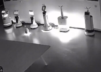 CAPTAN EN VIDEO A ROBOT REBELDE QUE CONVENCE A OTROS DE “ABANDONAR” EL TRABAJO