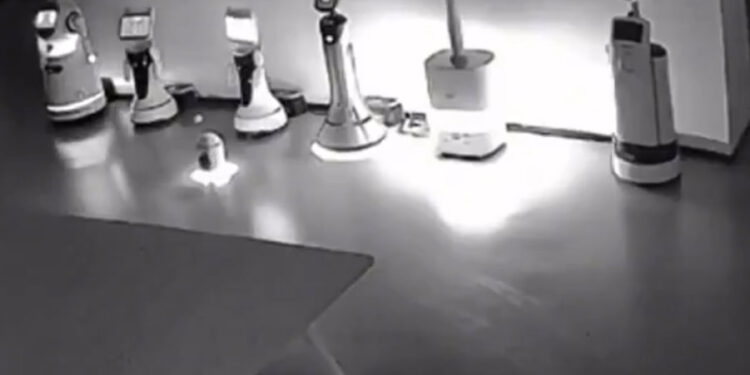 CAPTAN EN VIDEO A ROBOT REBELDE QUE CONVENCE A OTROS DE "ABANDONAR" EL TRABAJO 1 CAPTAN EN VIDEO A ROBOT REBELDE QUE CONVENCE A OTROS DE “ABANDONAR” EL TRABAJO