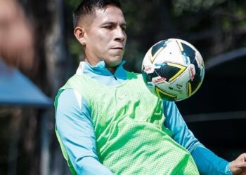 IVÁN RODRÍGUEZ SE UNE A NECAXA COMO REFUERZO
