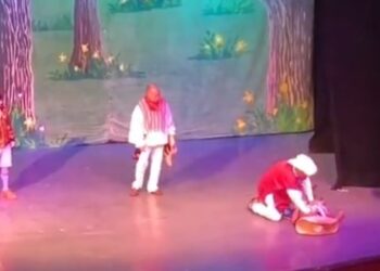 ‘POCHOLO’ SORPRENDE CON BROMA EN ESCENARIO