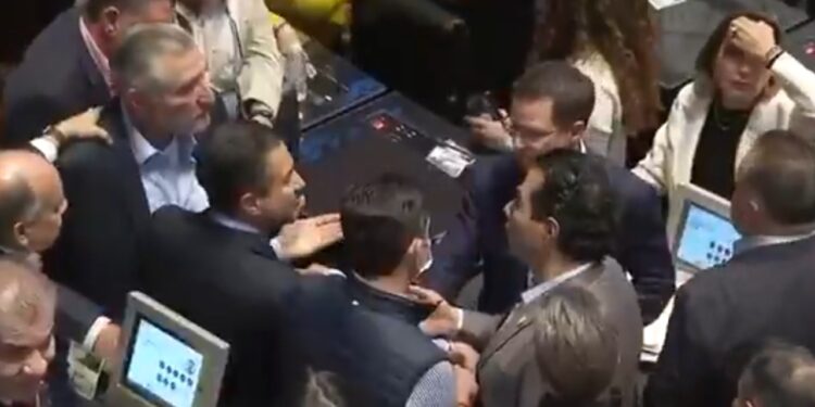 NUEVO ZAFARRANCHO EN EL SENADO; AHORA MORENISTAS Y PANISTAS DISCUTEN Y SE AMENAZAN CON “PARTIRSE LA MADRE”. 1 NUEVO ZAFARRANCHO EN EL SENADO; AHORA MORENISTAS Y PANISTAS DISCUTEN Y SE AMENAZAN CON “PARTIRSE LA MADRE”.