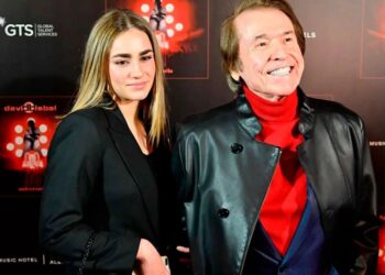 MANUELA, EL MAYOR APOYO DE RAPHAELLA NIETA DEL CANTANTE SE MANTIENE A SU LADO EN EL HOSPITAL