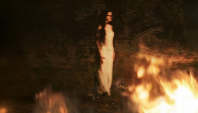 CAZZU LANZA ‘LA CUEVA’ ENTRE RUMORES DE INDIRECTAS A NODAL; LA MADRINA DE NODAL, ELI CASTRO, APOYA A LA CANTANTE ARGENTINA