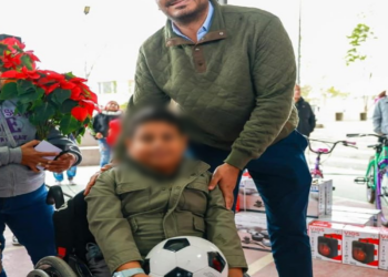 REGALAN ALCALDE DE REYNOSA Y SU MADRE SENADORA BALONES… ¡A NIÑOS CON DISCAPACIDAD!
