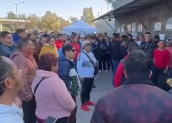 AFICIONADOS HACEN FILA EN EL ESTADIO CUAUHTÉMOC PARA LA FINAL AMÉRICA VS RAYADOS