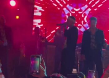 SANTA FE KLAN LLEGA DE SORPRESA A FIESTA DE XV AÑOS