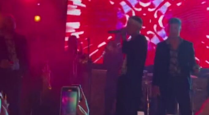 SANTA FE KLAN LLEGA DE SORPRESA A FIESTA DE XV AÑOS 1 SANTA FE KLAN LLEGA DE SORPRESA A FIESTA DE XV AÑOS