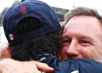 FANS DE CHECO PÉREZ CRITICAN A HORNER POR SUS DECLARACIONES SOBRE LA SALIDA DEL PILOTO DE RED BULL