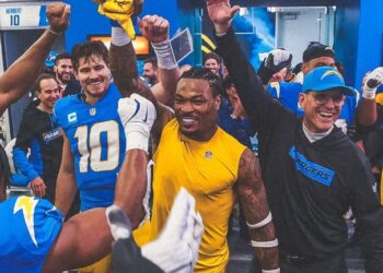 CHARGERS DERROTAN A BRONCOS Y APRIETAN LA LUCHA POR PLAYOFFS