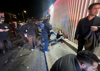 ATROPELLAN A 7 FRENTE A PALACIO  DE HIERRO, EN SAN PEDRO; IMPACTA CONDUCTOR DE 69 AÑOS EN MERCEDES A OTRO VEHÍCULO QUE SUBE A BANQUETA