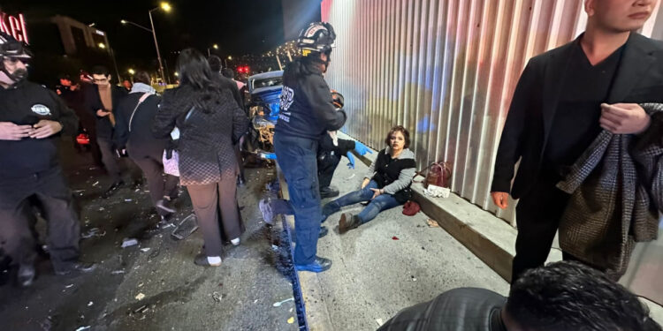 ATROPELLAN A 7 FRENTE A PALACIO DE HIERRO, EN SAN PEDRO; IMPACTA CONDUCTOR DE 69 AÑOS EN MERCEDES A OTRO VEHÍCULO QUE SUBE A BANQUETA 1 ATROPELLAN A 7 FRENTE A PALACIO DE HIERRO, EN SAN PEDRO; IMPACTA CONDUCTOR DE 69 AÑOS EN MERCEDES A OTRO VEHÍCULO QUE SUBE A BANQUETA