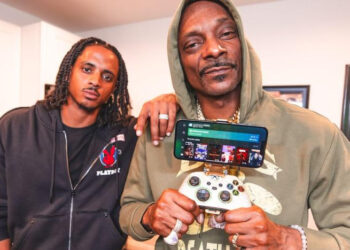 SNOOP DOGG REGALA UN LUJOSO CONTROL DE XBOX PERSONALIZADO