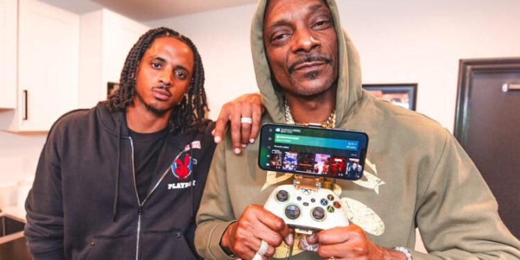 SNOOP DOGG REGALA UN LUJOSO CONTROL DE XBOX PERSONALIZADO 1 SNOOP DOGG REGALA UN LUJOSO CONTROL DE XBOX PERSONALIZADO