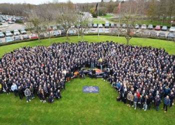 CHECO PÉREZ POSA EN LA FOTO OFICIAL DE RED BULL