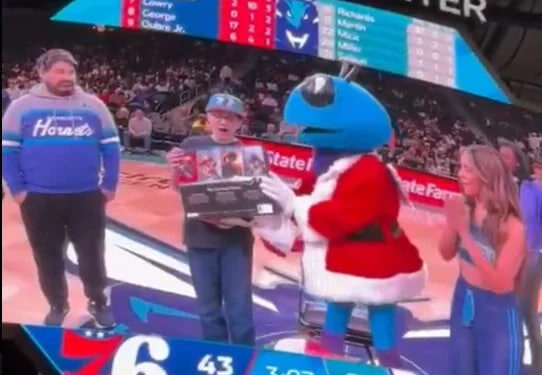 LOS HORNETS SE DISCULPAN TRAS ENGAÑAR A UN NIÑO CON UNA PS5 1 LOS HORNETS SE DISCULPAN TRAS ENGAÑAR A UN NIÑO CON UNA PS5