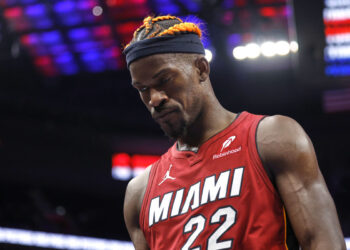 PAT RILEY DESMIENTE LOS RUMORES: JIMMY BUTLER SE QUEDA EN MIAMI