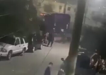 ABATE FUERZA CIVIL A PRESUNTO LADRÓN DE TRÁILER; UBICA VÍCTIMA DE ROBO UNIDAD POR GPS Y DA AVISO A ELEMENTOS DESATANDO UNA PERSECUCIÓN QUE CULMINA EN APODACA, DONDE LA PESADA UNIDAD SE IMPACTÓ CONTRA UNA CASA