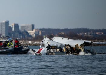 REVELAN NUEVOS VIDEOS DE ACCIDENTE AÉREO EN WASHINGTON; CAPTAN CAÍDA DE AERONAVES AL RÍO POTOMAC.