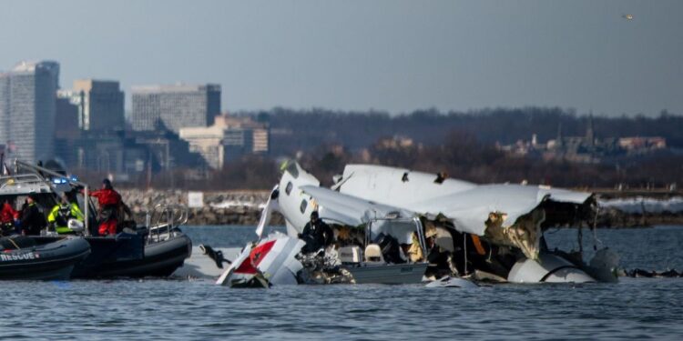 REVELAN NUEVOS VIDEOS DE ACCIDENTE AÉREO EN WASHINGTON; CAPTAN CAÍDA DE AERONAVES AL RÍO POTOMAC. 1 REVELAN NUEVOS VIDEOS DE ACCIDENTE AÉREO EN WASHINGTON; CAPTAN CAÍDA DE AERONAVES AL RÍO POTOMAC.