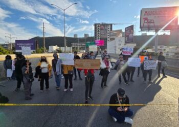 BLOQUEAN DE NUEVO CON VALLAS CONSTITUCIÓN Y LÁZARO CÁRDENAS SUPUESTOS USUARIOS POR AUMENTO A TARIFA DEL TRANSPORTE PÚBLICO.