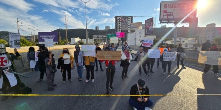 BLOQUEAN DE NUEVO CON VALLAS CONSTITUCIÓN Y LÁZARO CÁRDENAS SUPUESTOS USUARIOS POR AUMENTO A TARIFA DEL TRANSPORTE PÚBLICO.