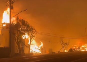 INCENDIO EN LOS ÁNGELES ARRASA CON LA CASA DE CARLOS VELA