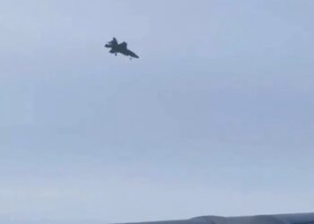 SE DESPLOMA AVIÓN CAZA DE EU EN BASE DE ALASKA; PILOTO SOBREVIVE TRAS LOGRAR EYECTARSE ANTES DEL IMPACTO. 2 SE DESPLOMA AVIÓN CAZA DE EU EN BASE DE ALASKA; PILOTO SOBREVIVE TRAS LOGRAR EYECTARSE ANTES DEL IMPACTO.