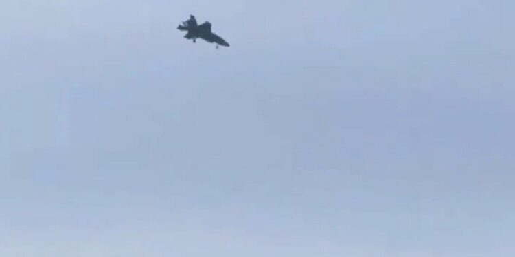 SE DESPLOMA AVIÓN CAZA DE EU EN BASE DE ALASKA; PILOTO SOBREVIVE TRAS LOGRAR EYECTARSE ANTES DEL IMPACTO. 1 SE DESPLOMA AVIÓN CAZA DE EU EN BASE DE ALASKA; PILOTO SOBREVIVE TRAS LOGRAR EYECTARSE ANTES DEL IMPACTO.