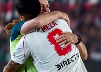 JUGADOR DE RIVER PLATE RINDE HOMENAJE A JAVIER AGUIRRE