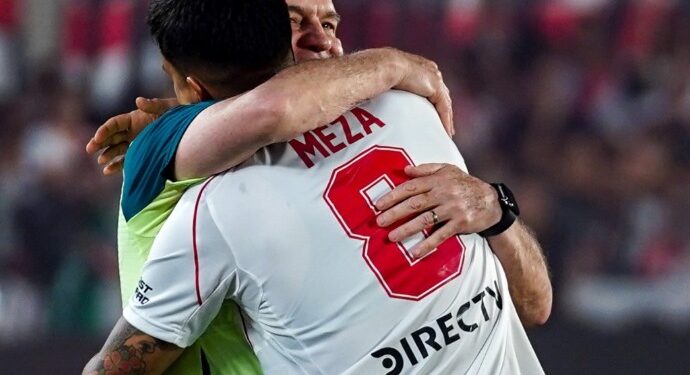 JUGADOR DE RIVER PLATE RINDE HOMENAJE A JAVIER AGUIRRE 1 JUGADOR DE RIVER PLATE RINDE HOMENAJE A JAVIER AGUIRRE