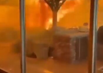 INCENDIOS EN CALIFORNIA OBLIGAN A EVACUAR A 30 MIL PERSONAS