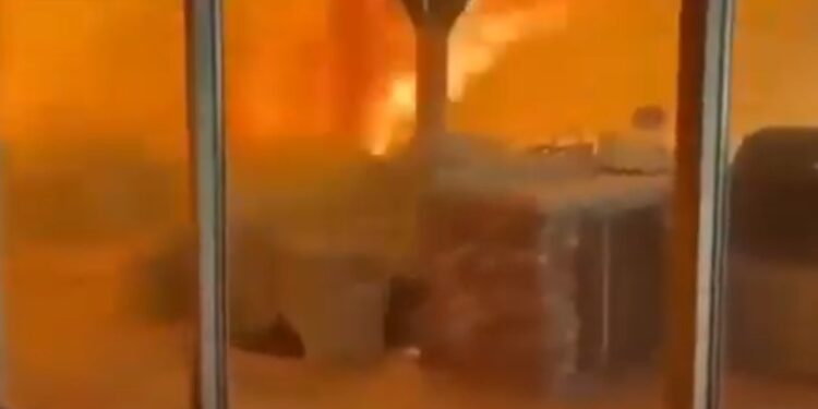 INCENDIOS EN CALIFORNIA OBLIGAN A EVACUAR A 30 MIL PERSONAS