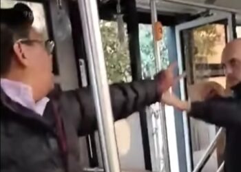 “NO QUEREMOS OÍR SU PIN… MÚSICA”; PELEAN OPERADOR DE LA RUTA 138 Y PASAJERO LUEGO DE QUE ÉSTE LE PIDIERA BAJARLE AL VOLUMEN.